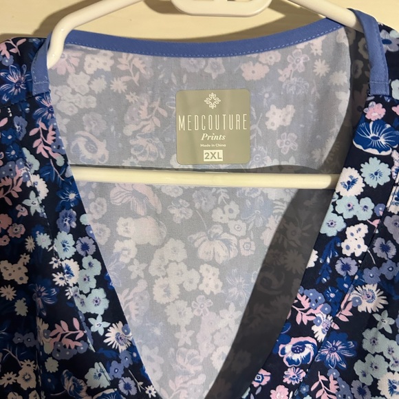 MedCouture Floral Print Scrub Top - Picture 3 of 4